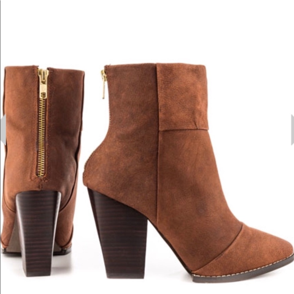 Kelsi Dagger Brown suede booties sz6